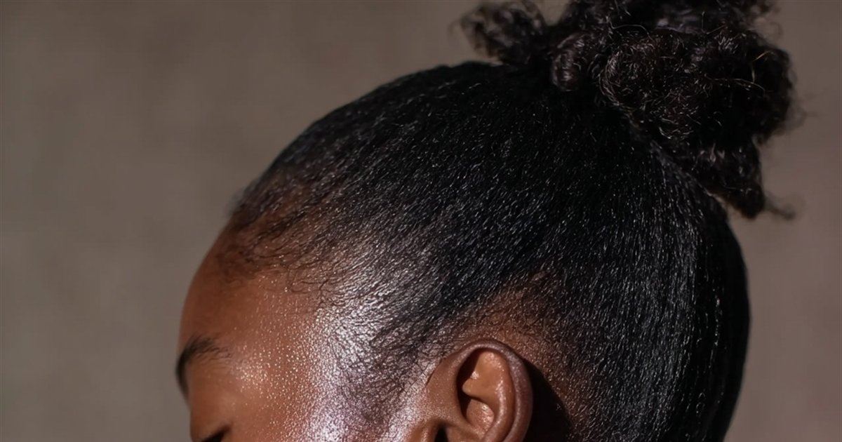 Profil d'une femme avec les cheveux attachés en queue de cheval haute, vue de côté mettant en évidence la zone temporale