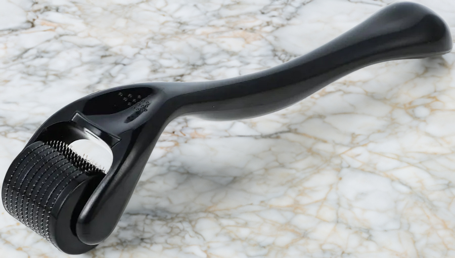 Dermaroller sur cuir chevelu — micro-perforations et stimulation folliculaire